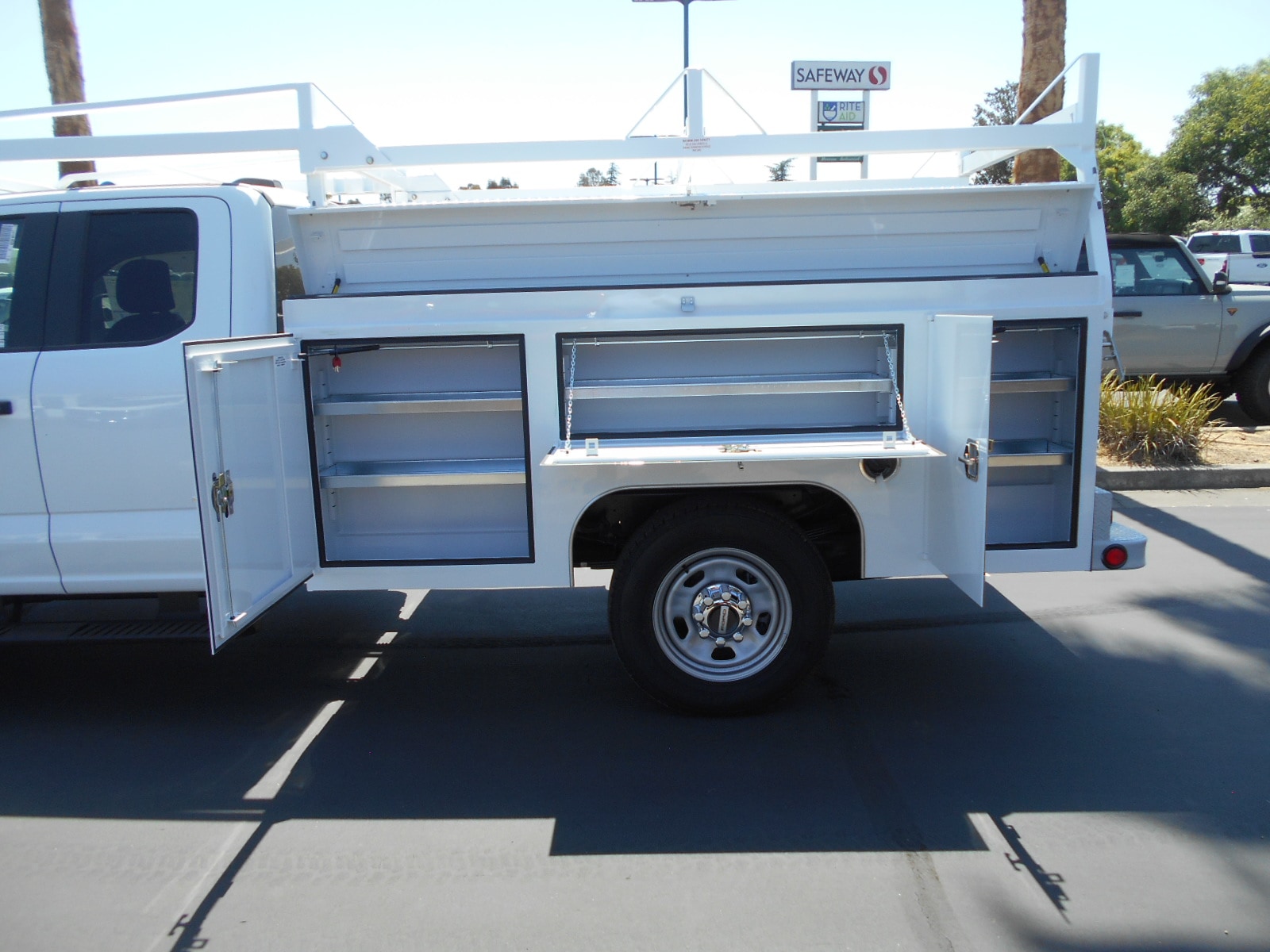 2025 Ford F-350 Super Duty Chassis Cab XL - Photo 6