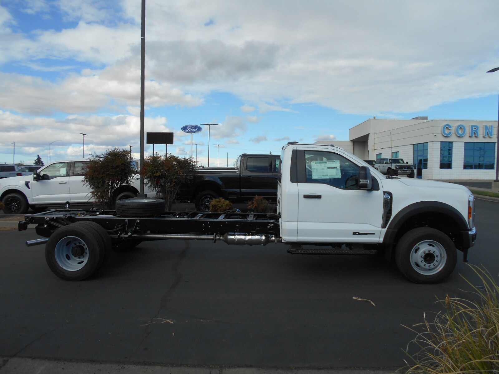 2024 Ford F-600 photo 2