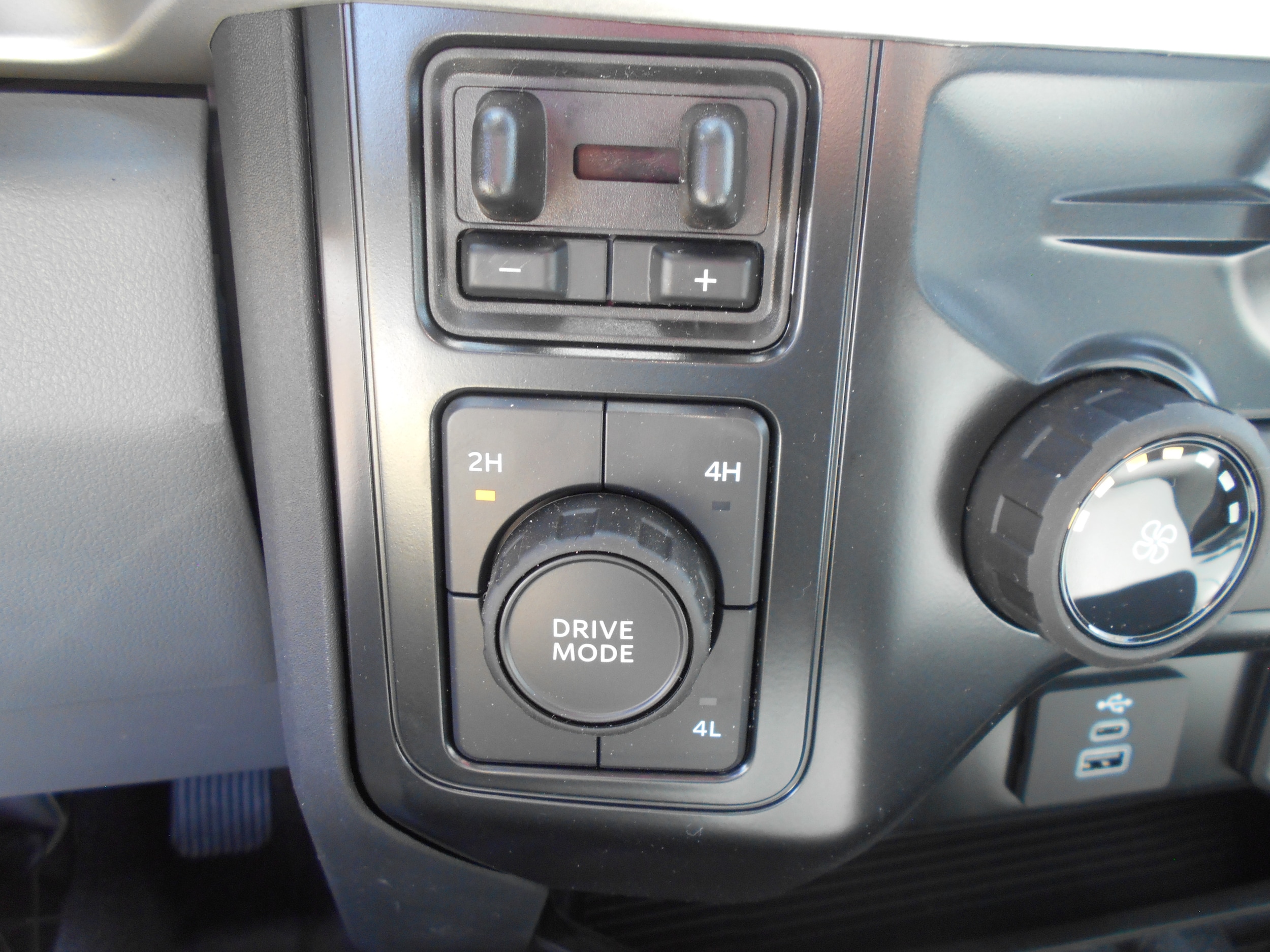2025 Ford F-550 Super Duty Chassis Cab XL - Photo 13