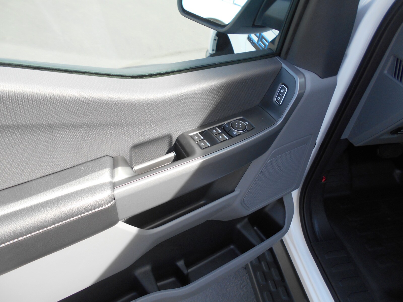 2024 Ford F-150 Lightning photo 4