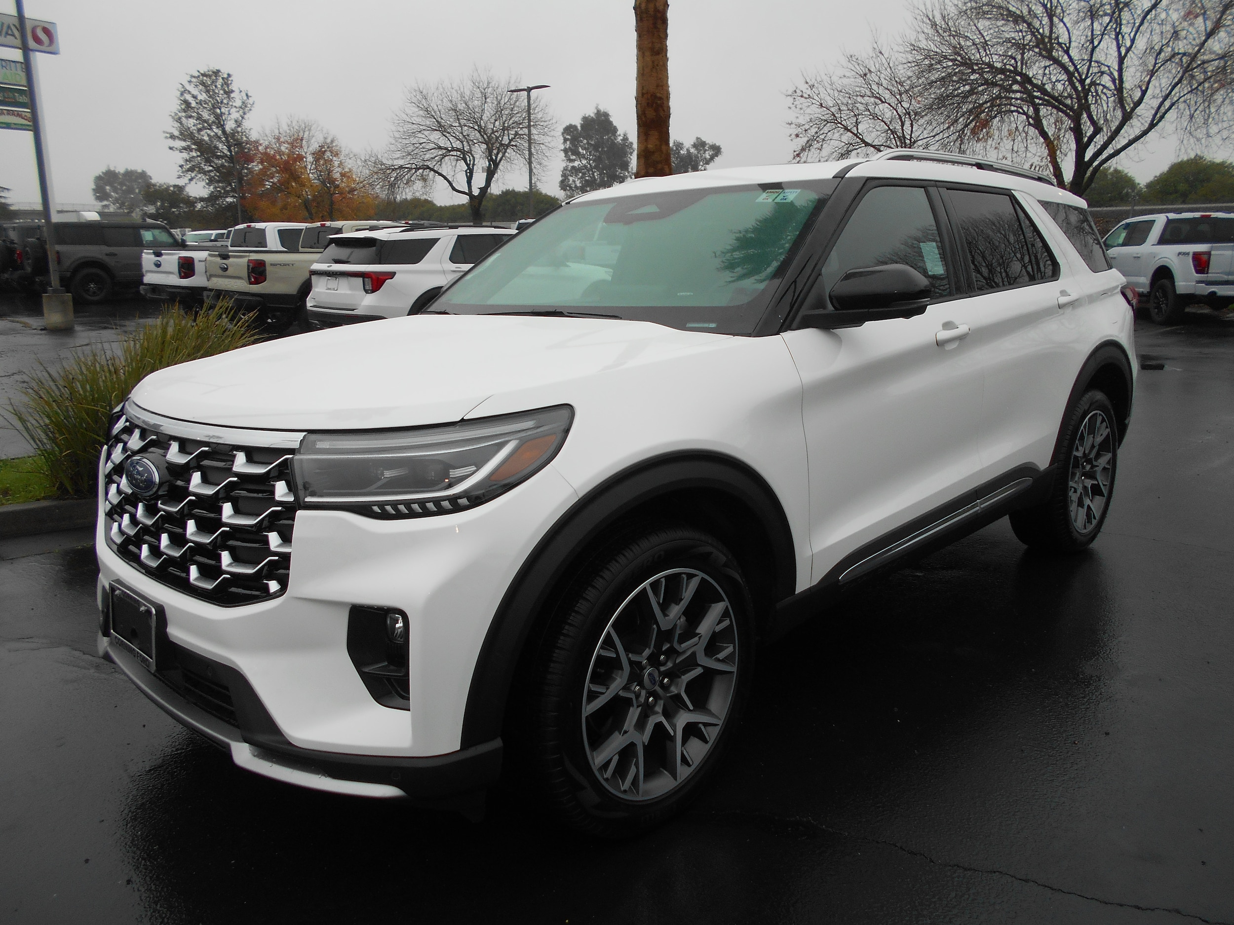 2025 Ford Explorer Platinum's photo