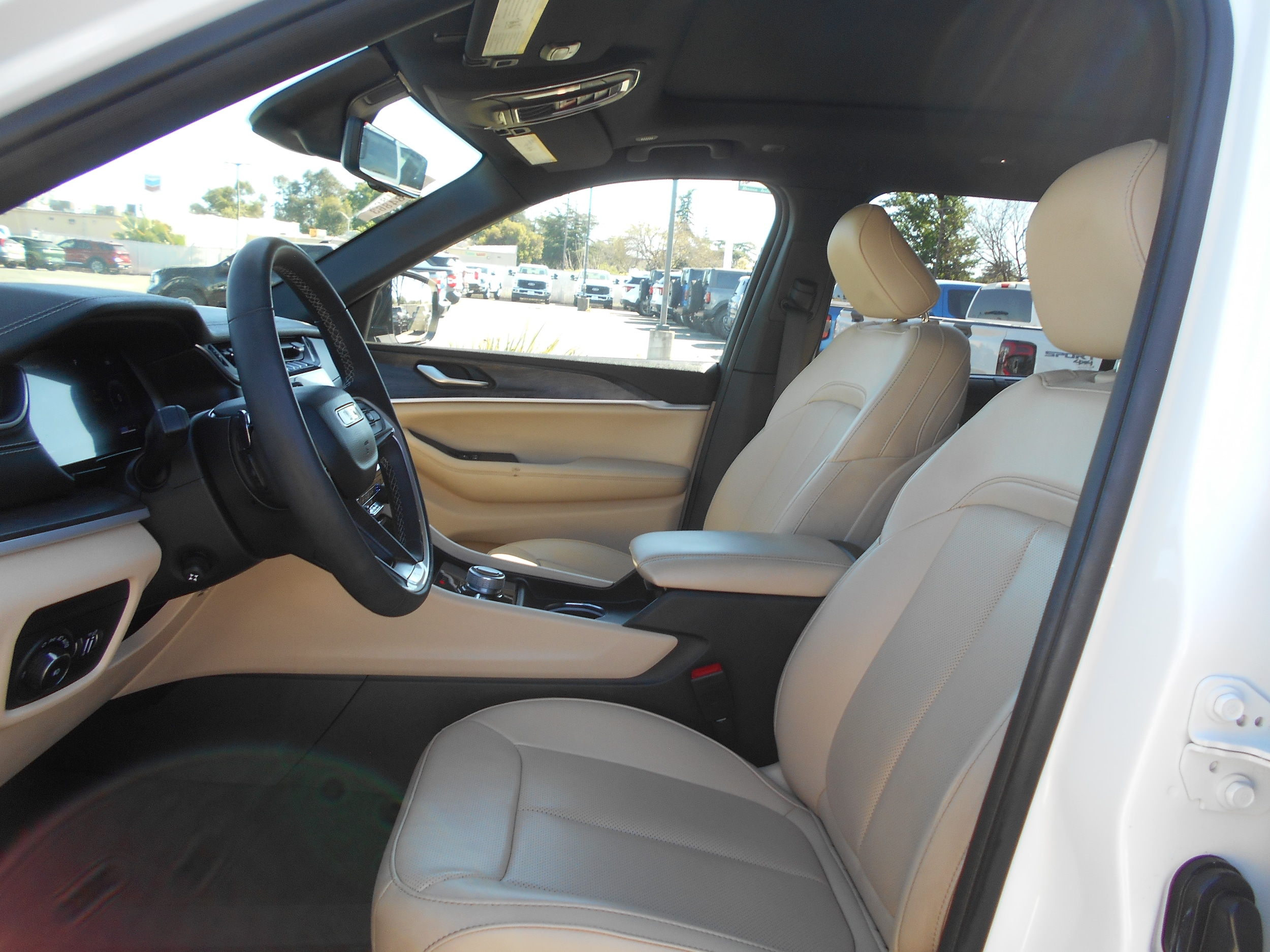 2024 Jeep Grand Cherokee L Leather photo 3