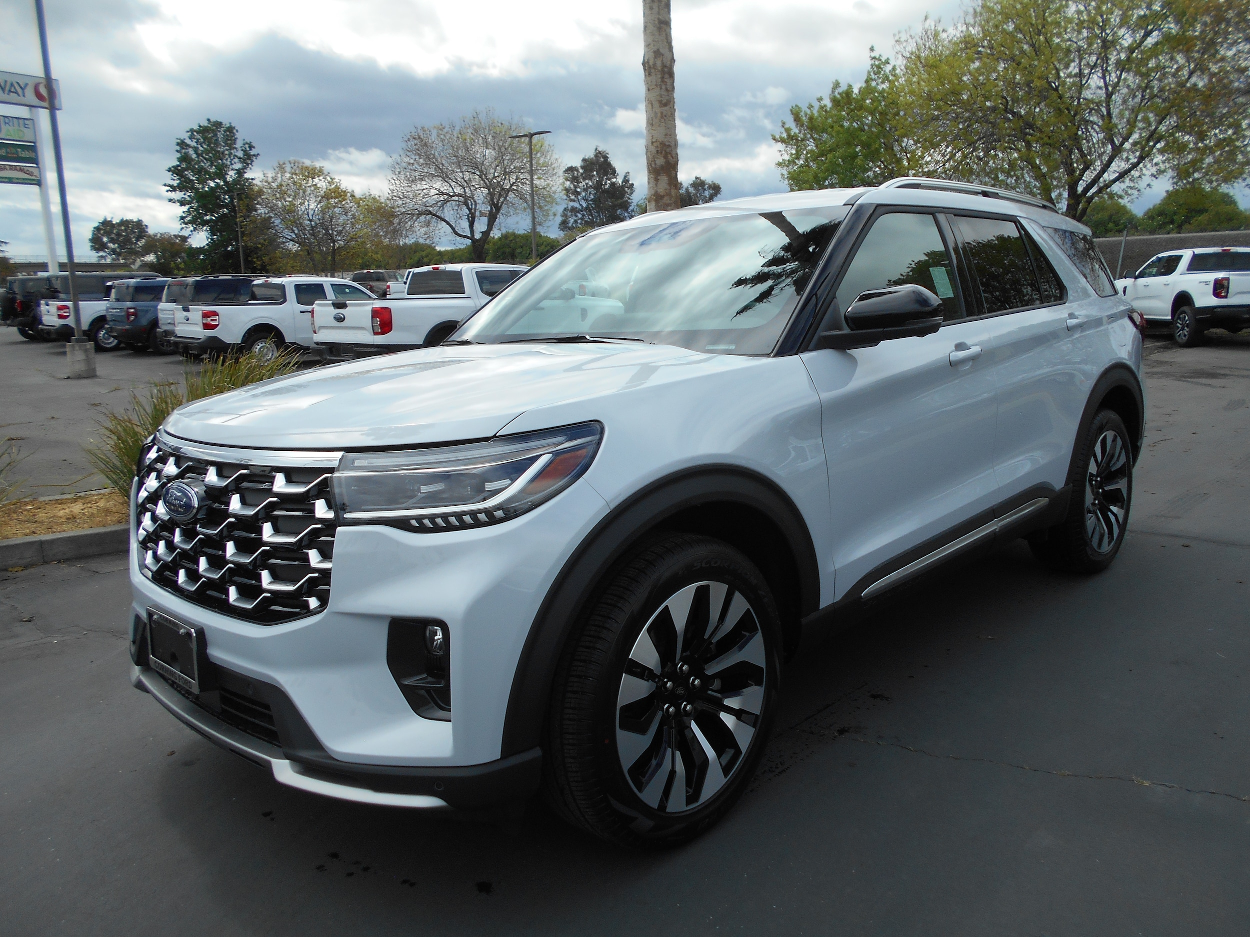 2026 Ford Explorer Platinum 4WD's photo