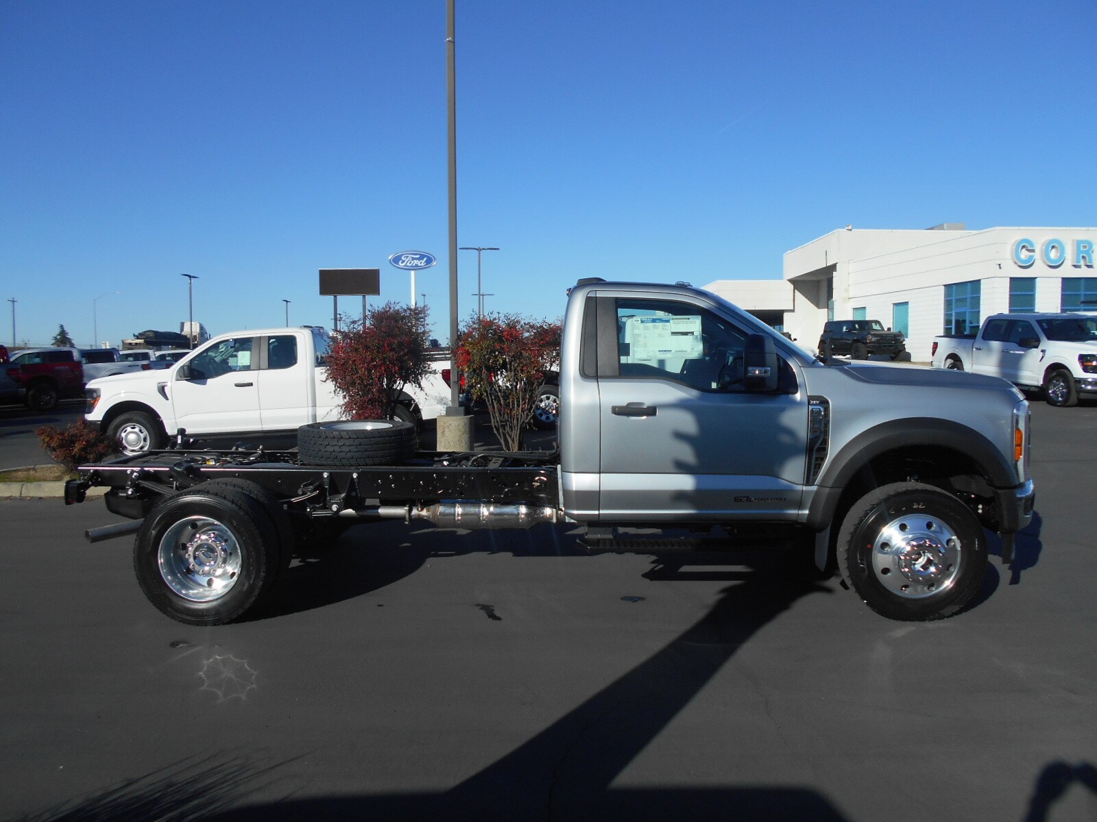 2024 Ford F-600 photo 2