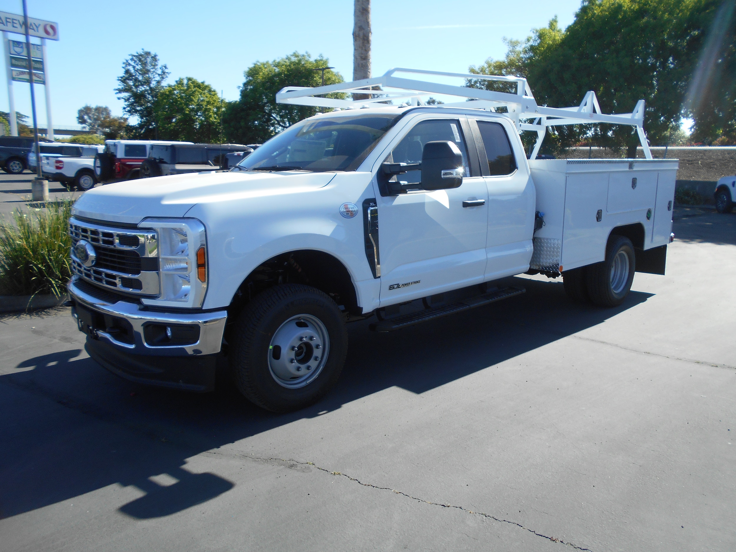 2026 Ford F-350 XL 4x4 SuperCab 168-In DRW's photo