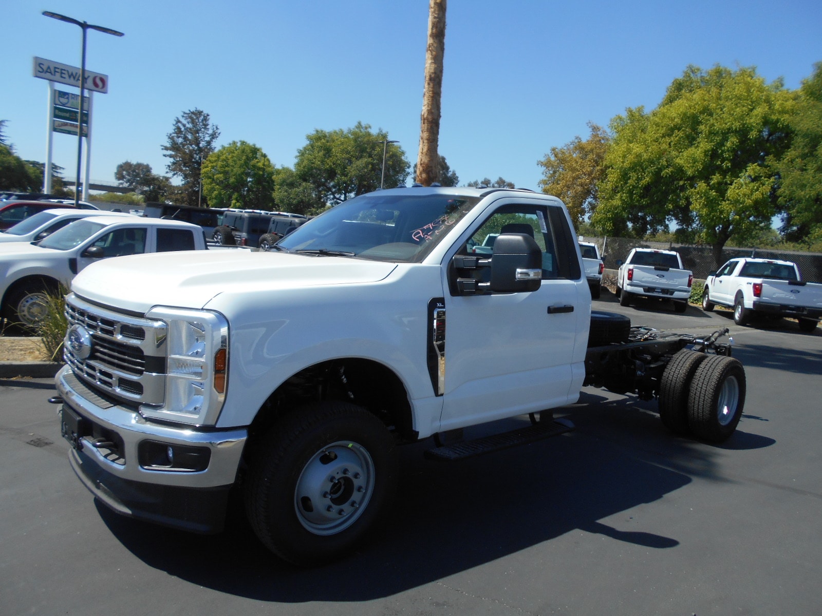 2025 Ford F-350 Super Duty Chassis Cab XL's photo