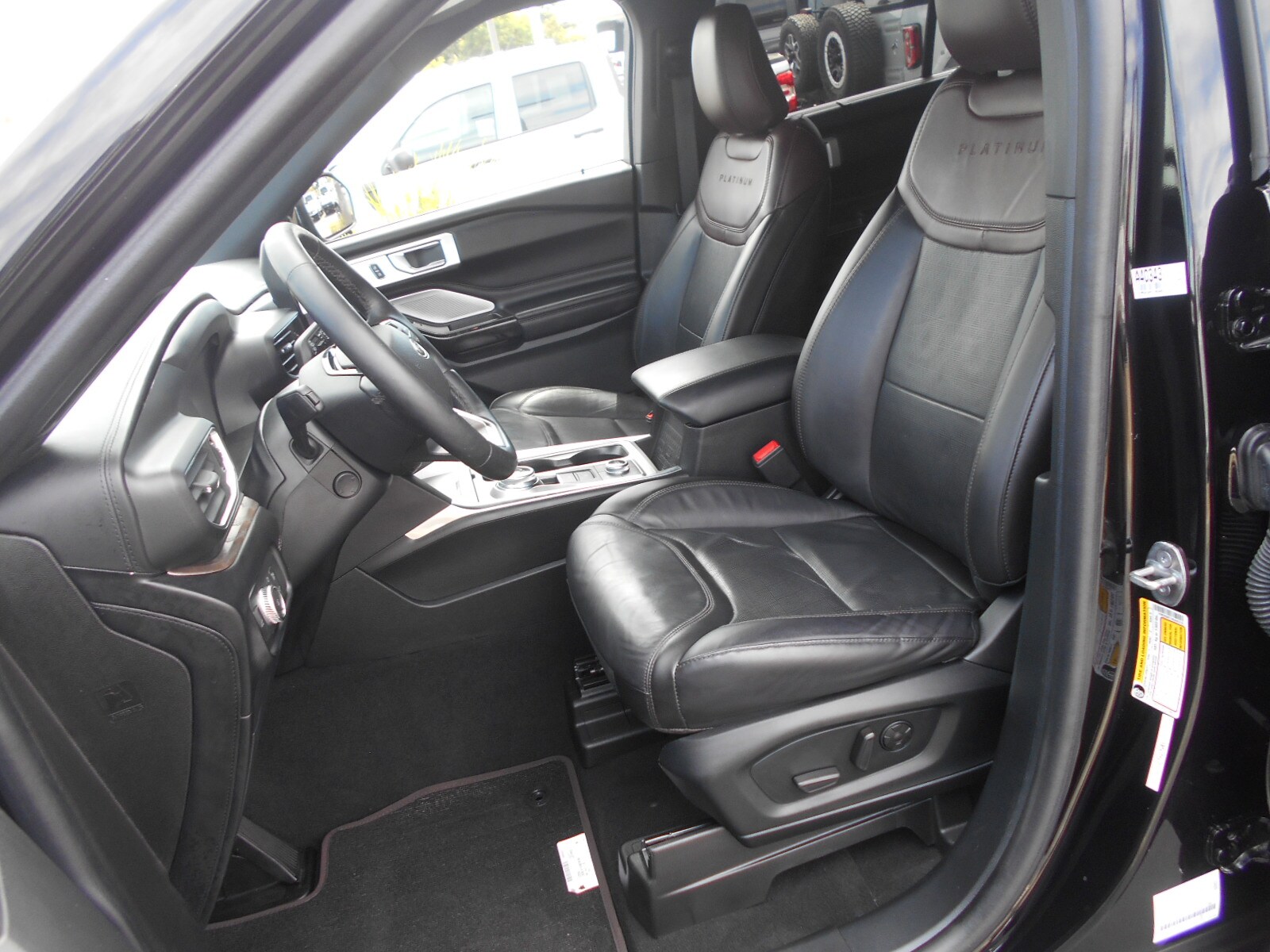 2022 Ford Explorer Platinum photo 2