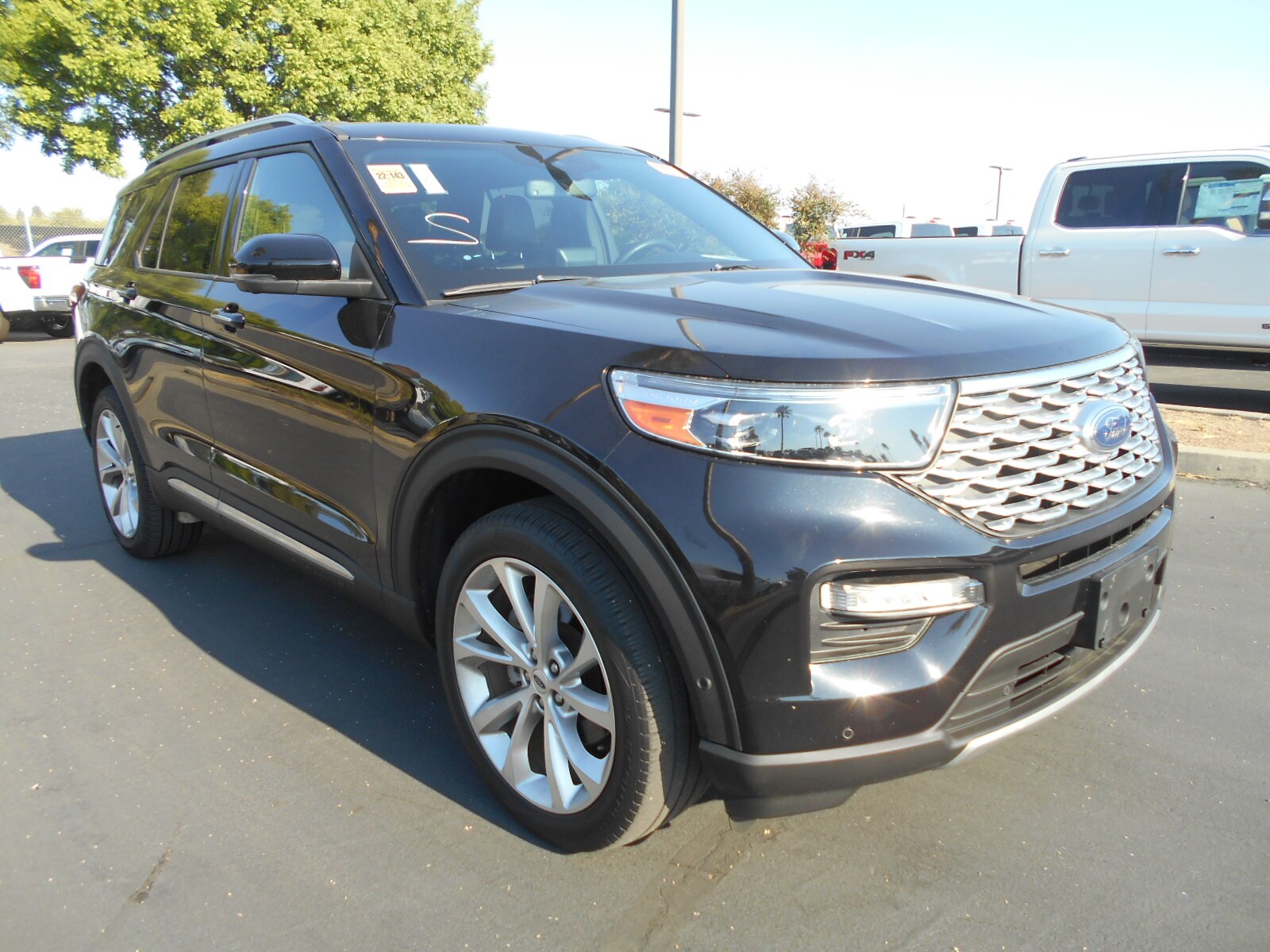 2022 Ford Explorer Platinum photo 2