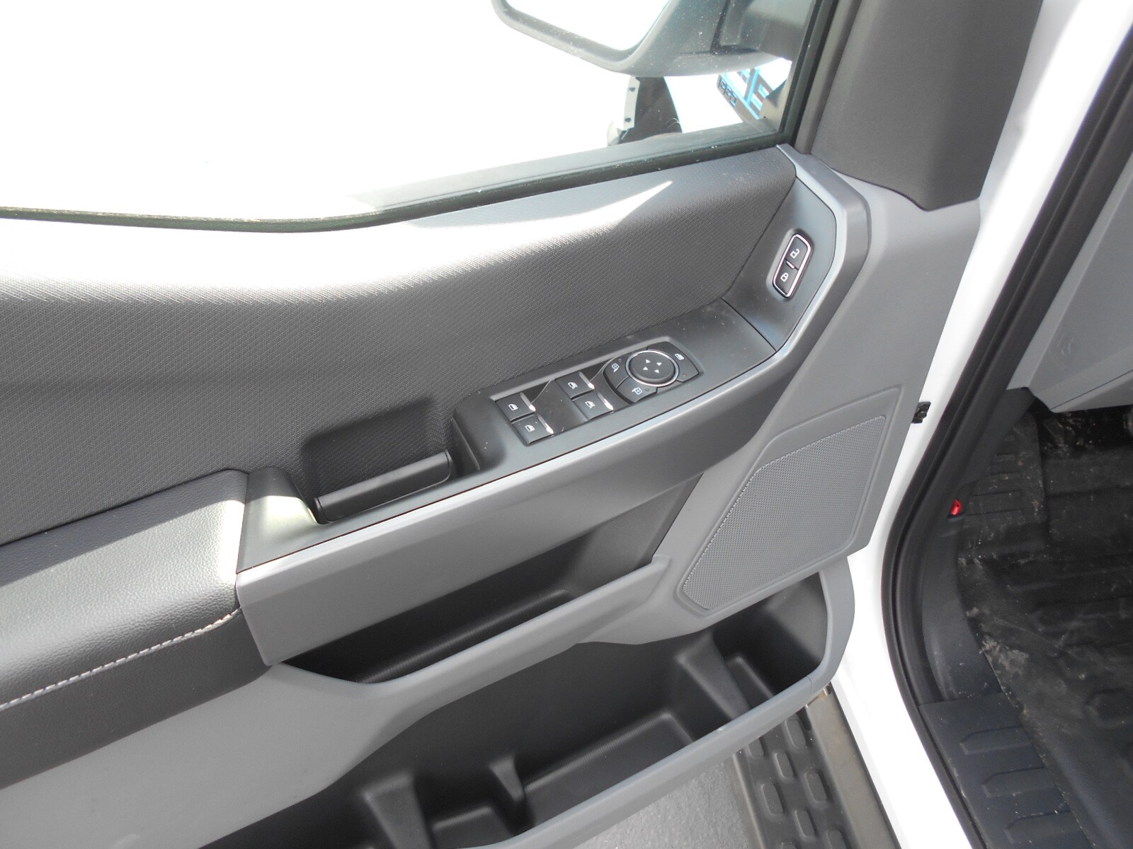 2024 Ford F-150 Lightning photo 4