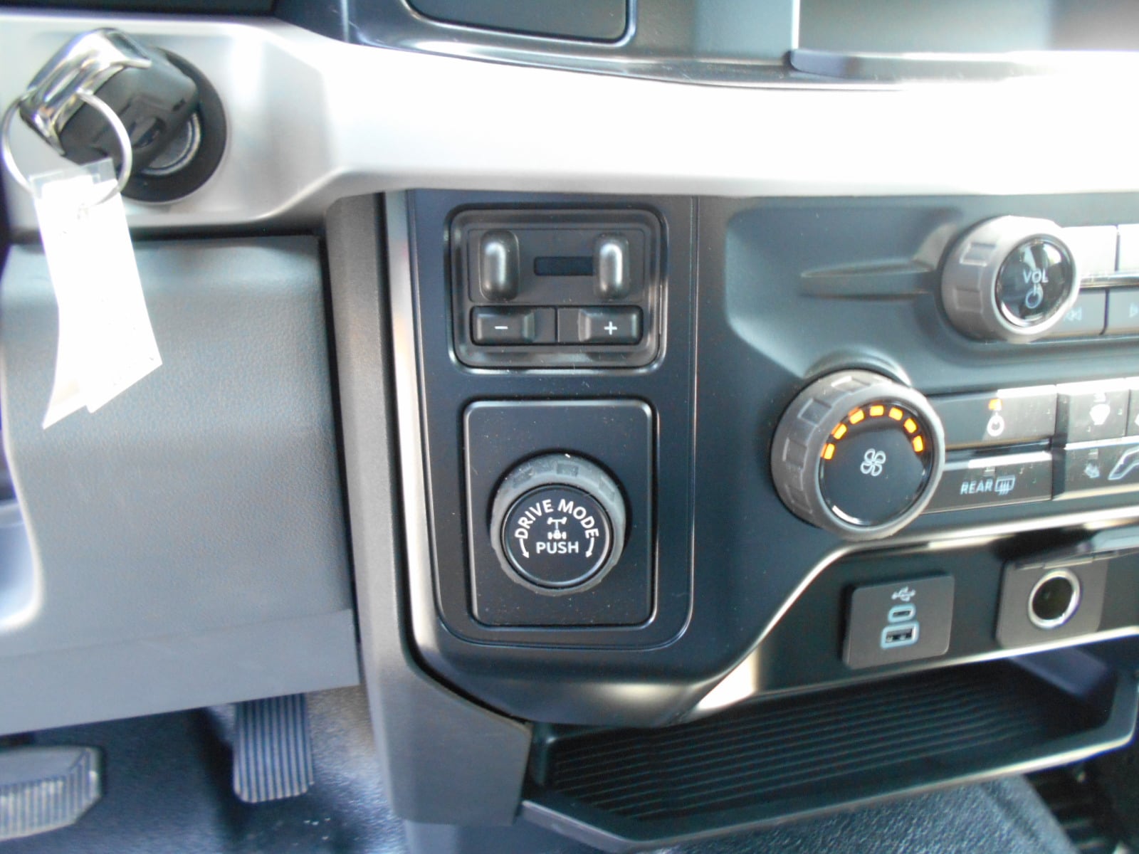 2025 Ford F-350 Super Duty Chassis Cab XL - Photo 13