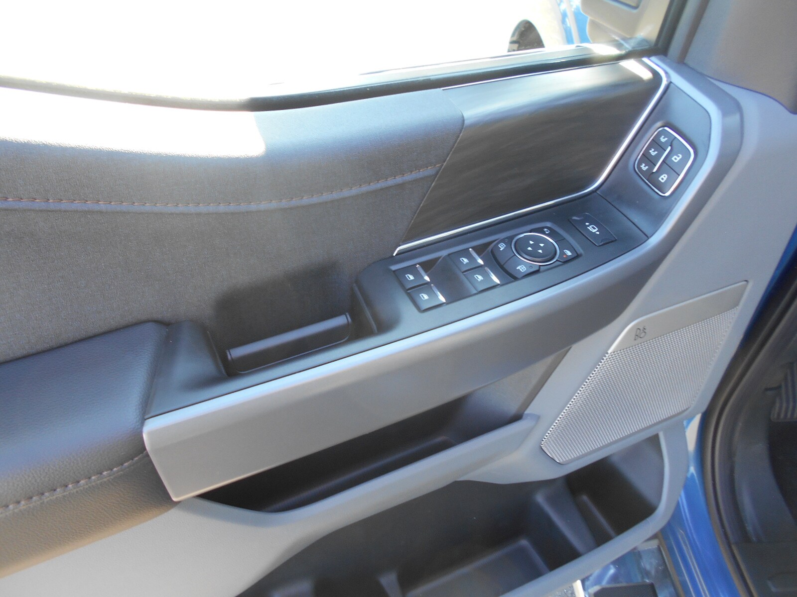 2025 Ford F-150 Lariat photo 4