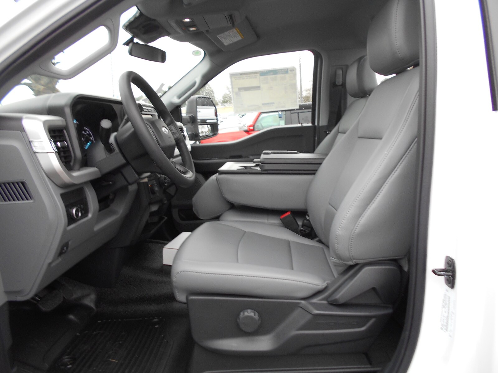 2024 Ford F-600 photo 4