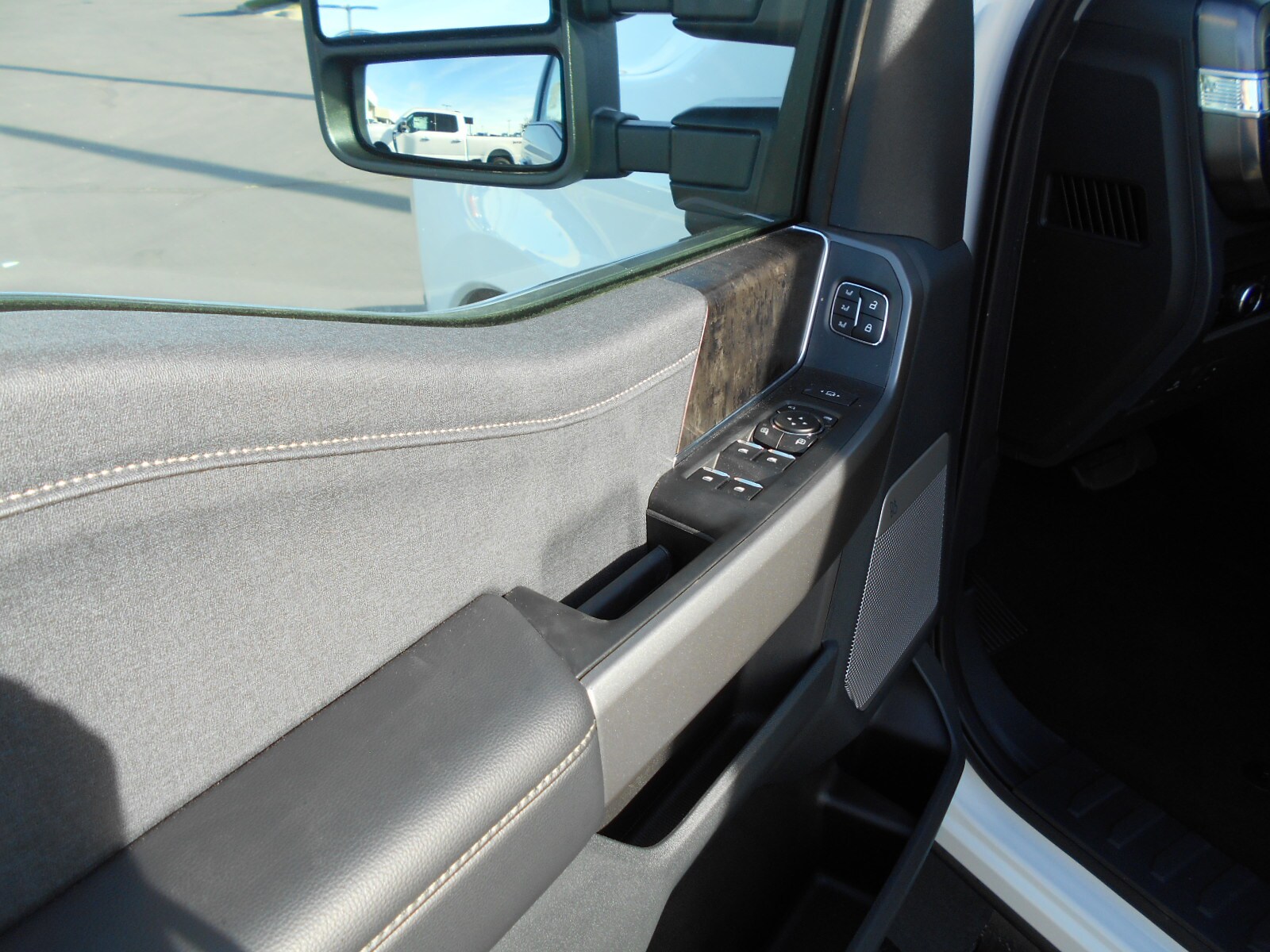 2025 Ford F-250 Lariat photo 4