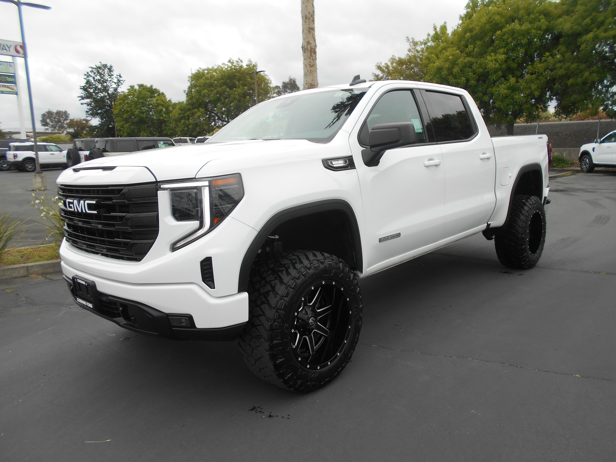 2023 GMC Sierra 4WD Crew Cab Short Box Elevation's photo