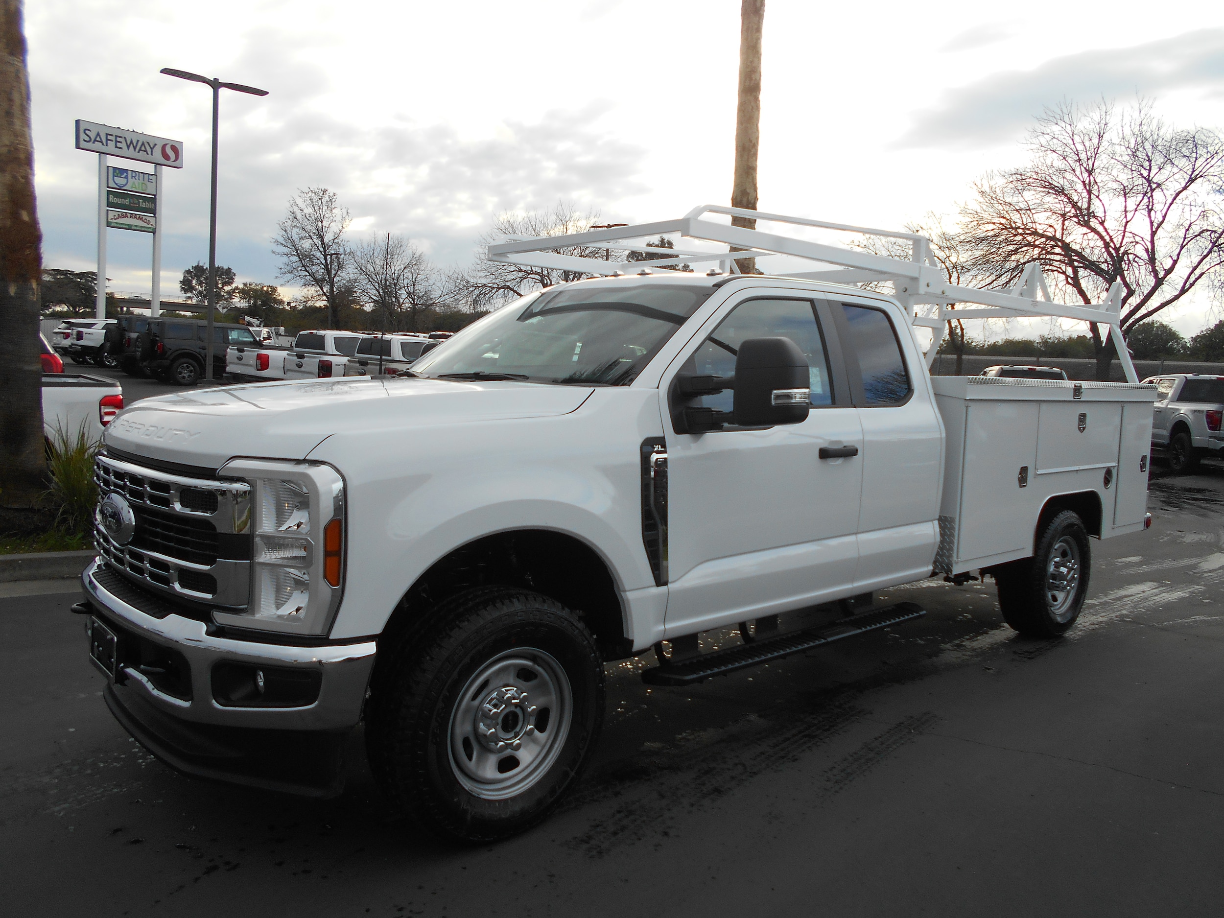 2026 Ford F-350 Super Duty Chassis Cab XL's photo