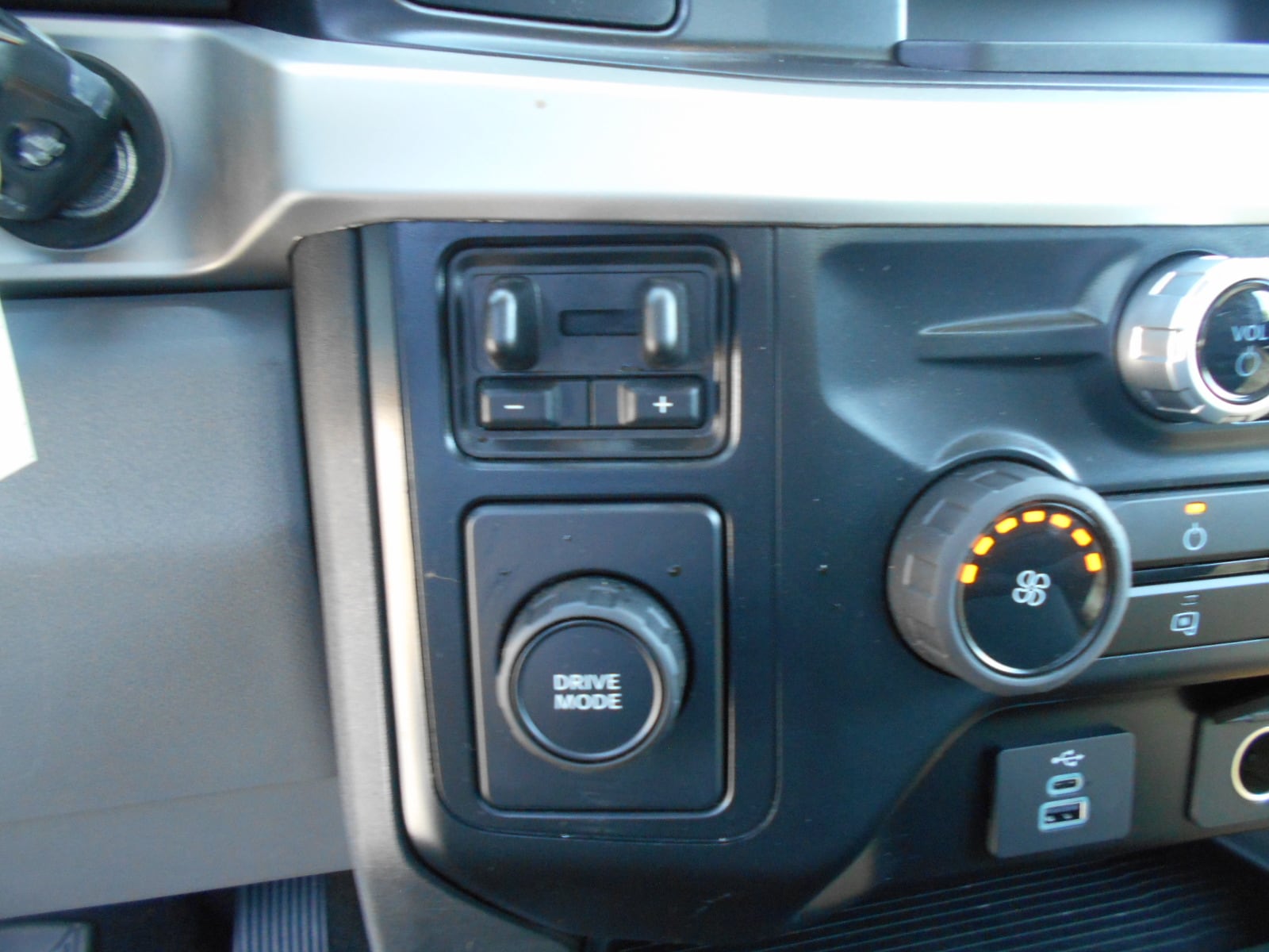 2025 Ford F-550 Chassis Cloth photo 6