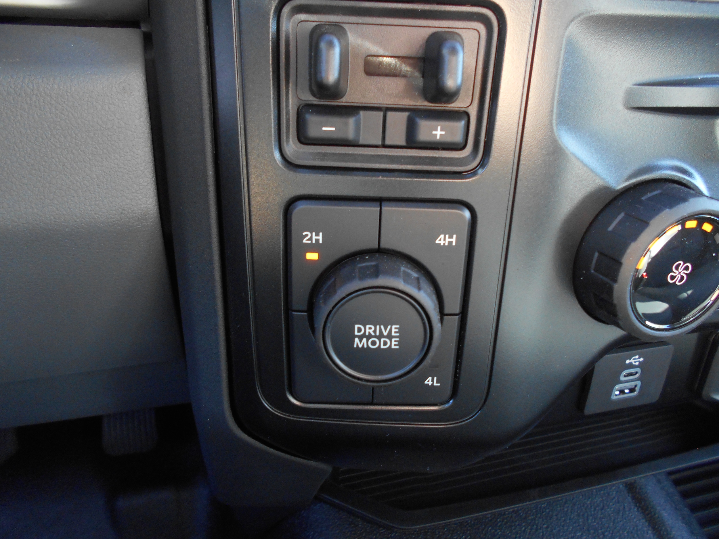 2025 Ford F-550 Super Duty Chassis Cab XL - Photo 11