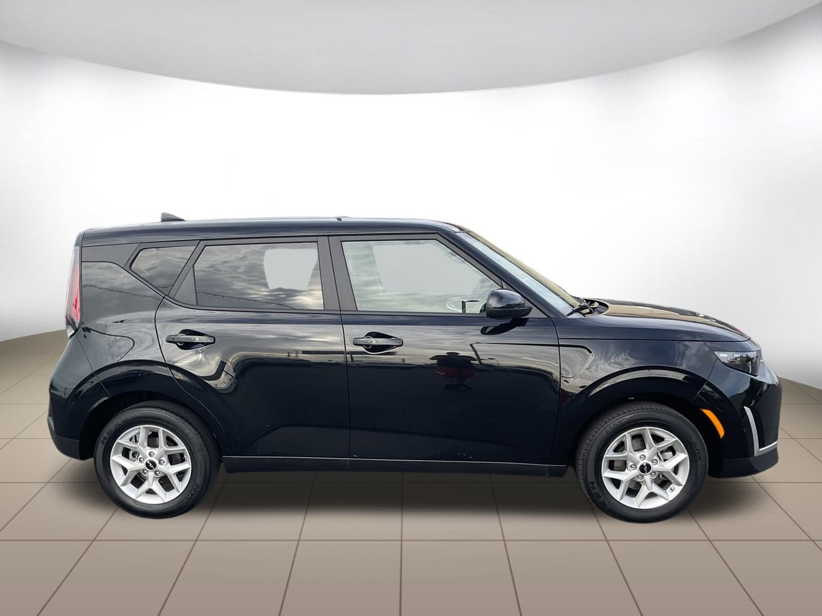 2024 Kia Soul LX photo 2