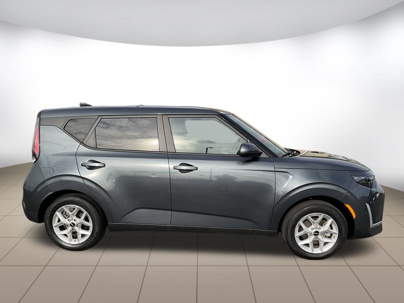 2024 Kia Soul LX photo 2