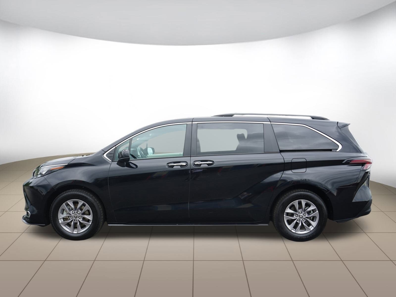 2024 Toyota Sienna XLE photo 4