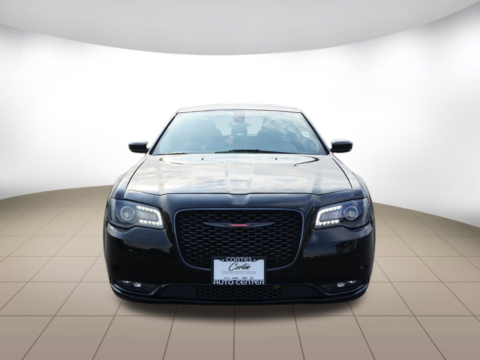 2023 Chrysler 300 photo 2