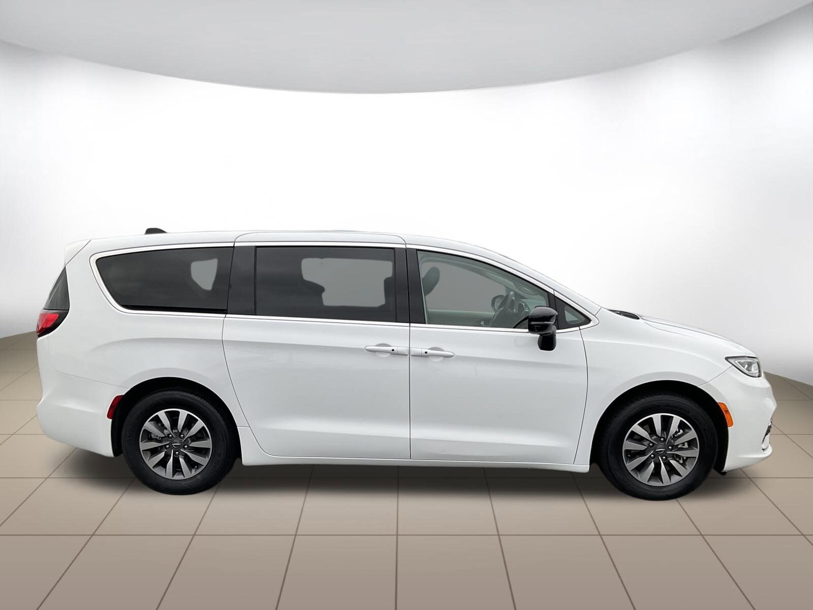 2024 Chrysler Pacifica Hybrid photo 2