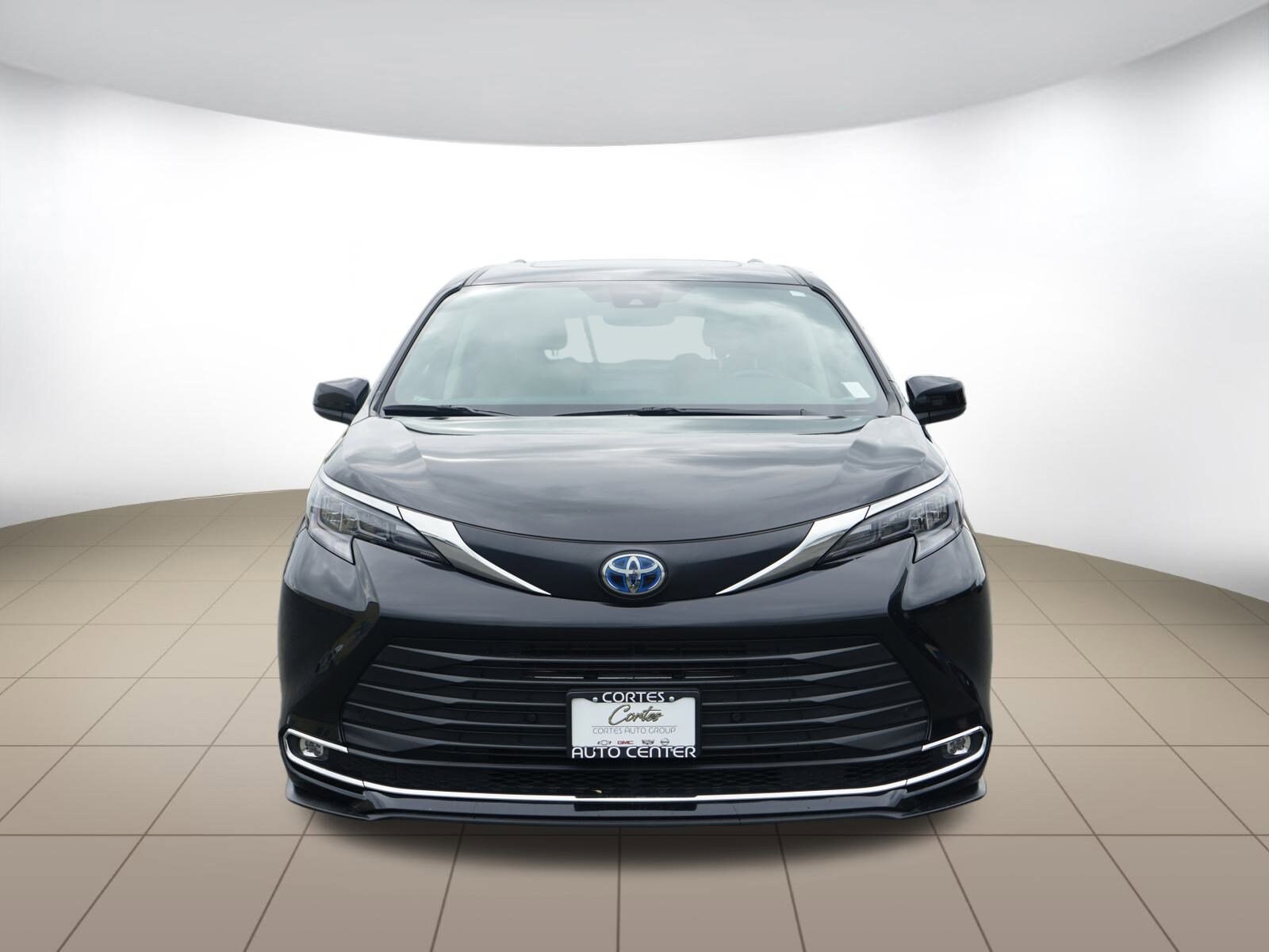 2024 Toyota Sienna XLE photo 2