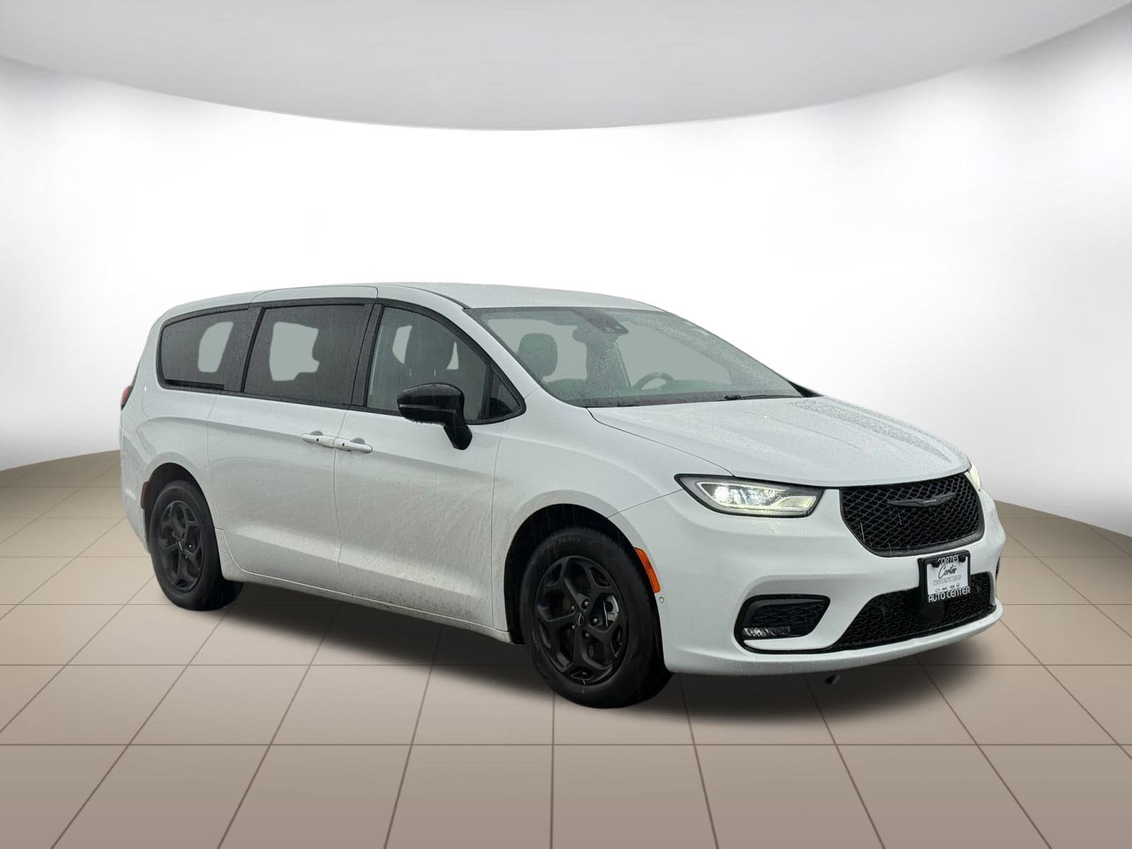 2024 Chrysler Pacifica PHEV Select's photo