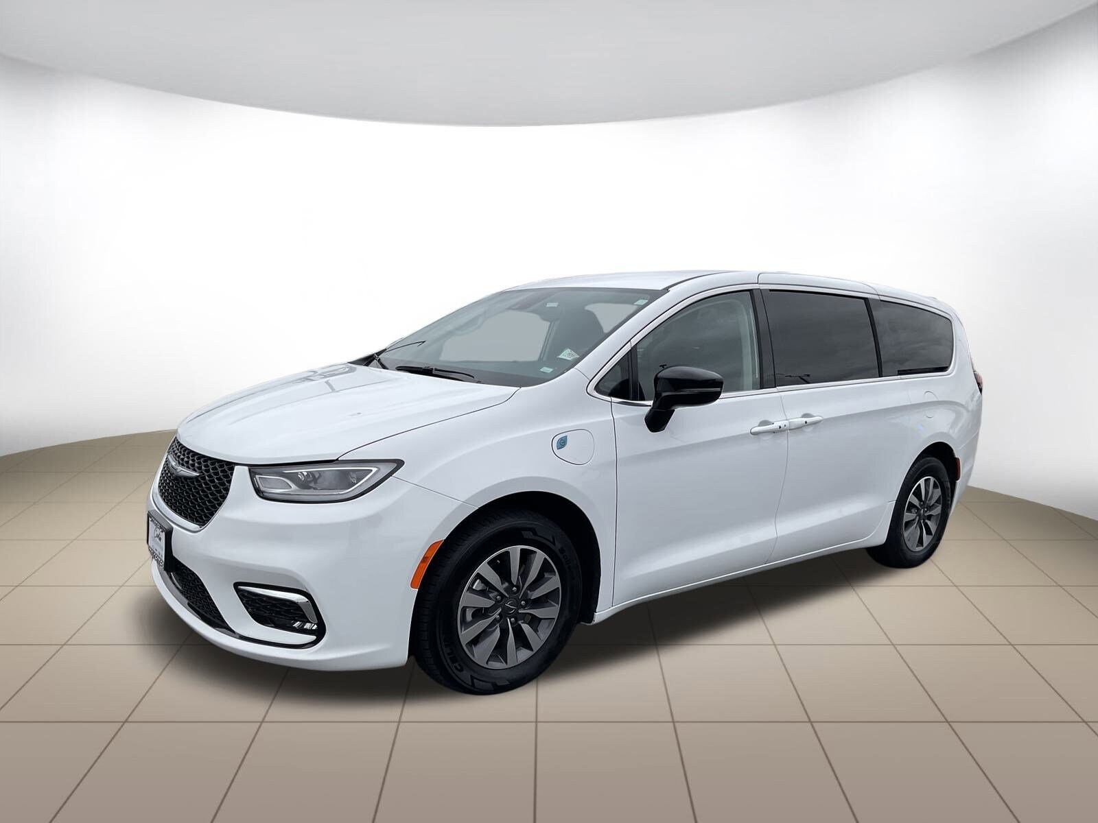2024 Chrysler Pacifica Hybrid photo 3