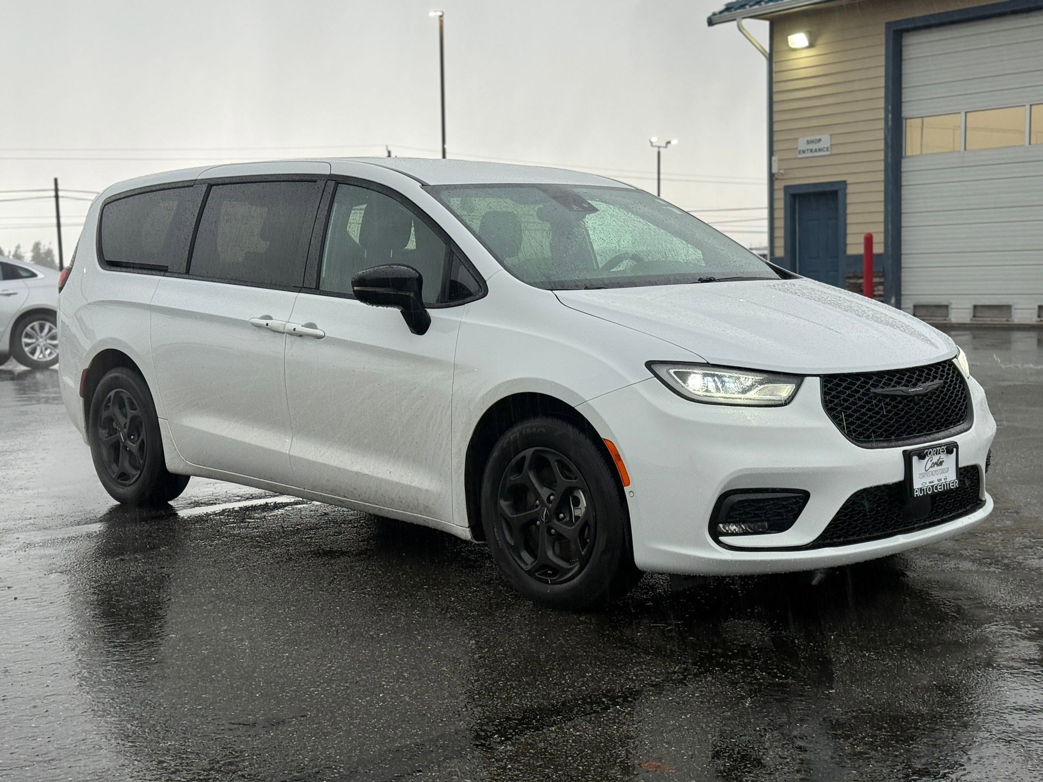 2024 Chrysler Pacifica PHEV Select's photo