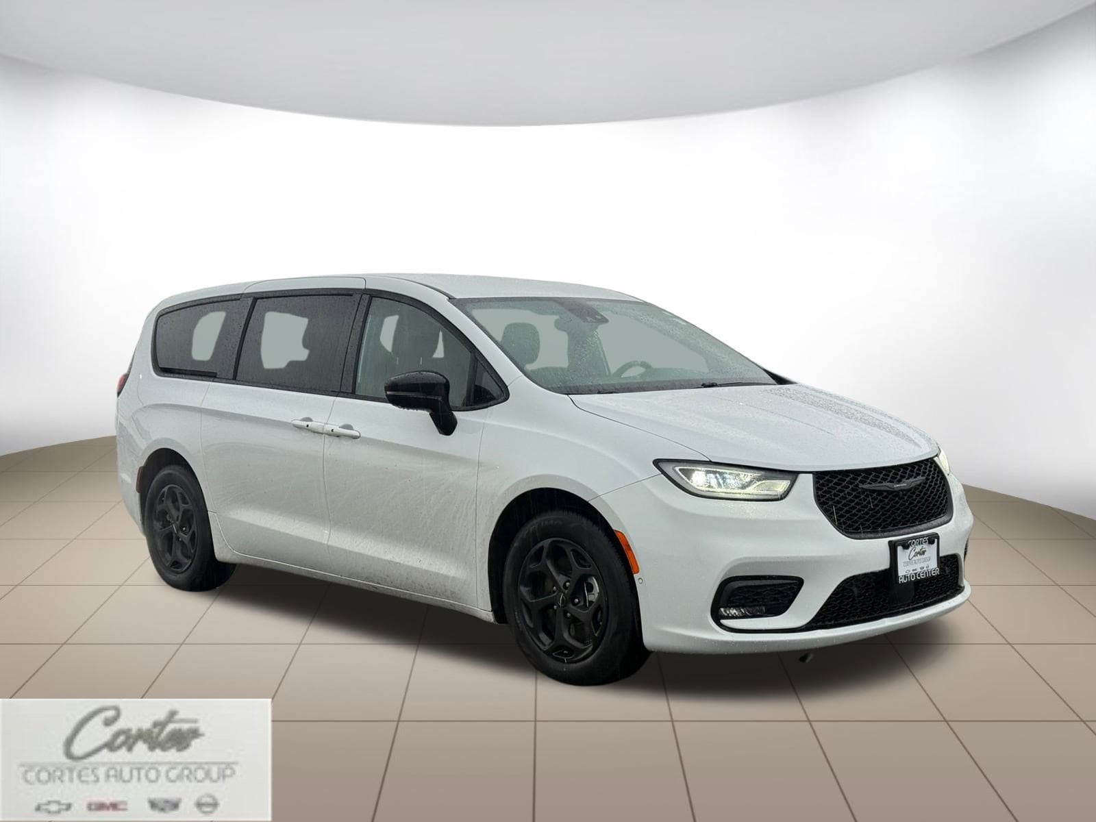 2024 Chrysler Pacifica Select's photo