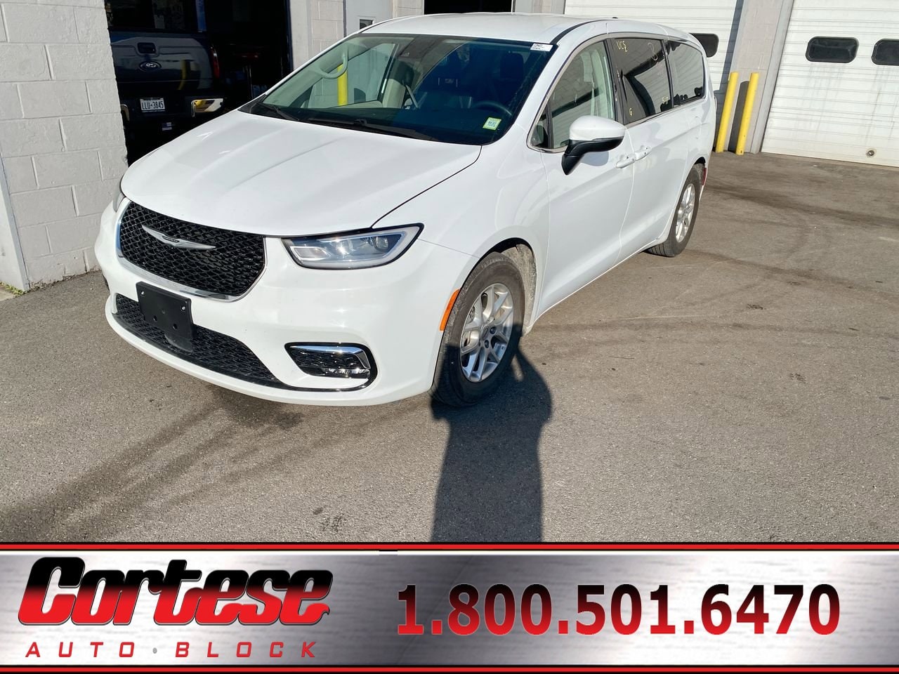 2023 Chrysler Pacifica Touring L's photo
