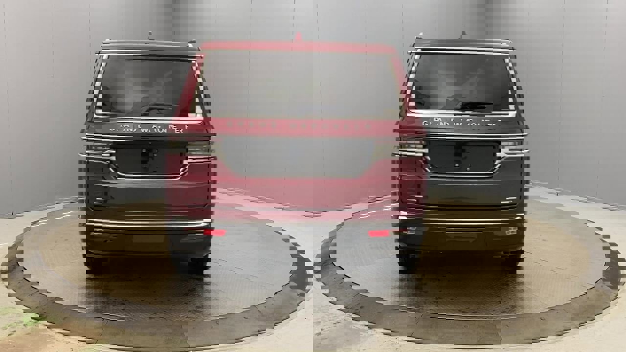 2022 Jeep Grand Wagoneer II photo 3