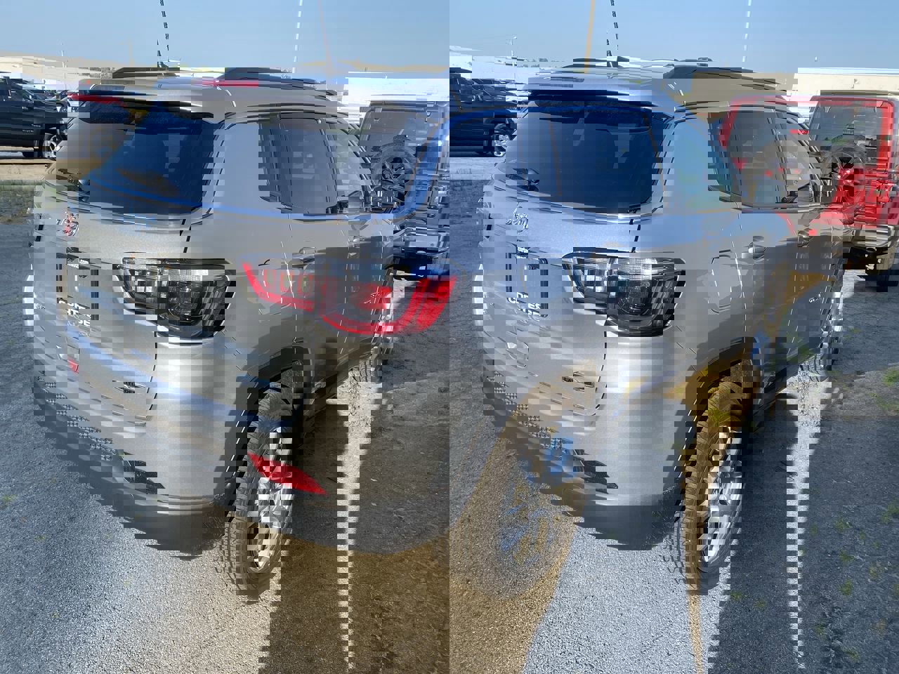 2022 Jeep Compass Latitude Lux photo 2