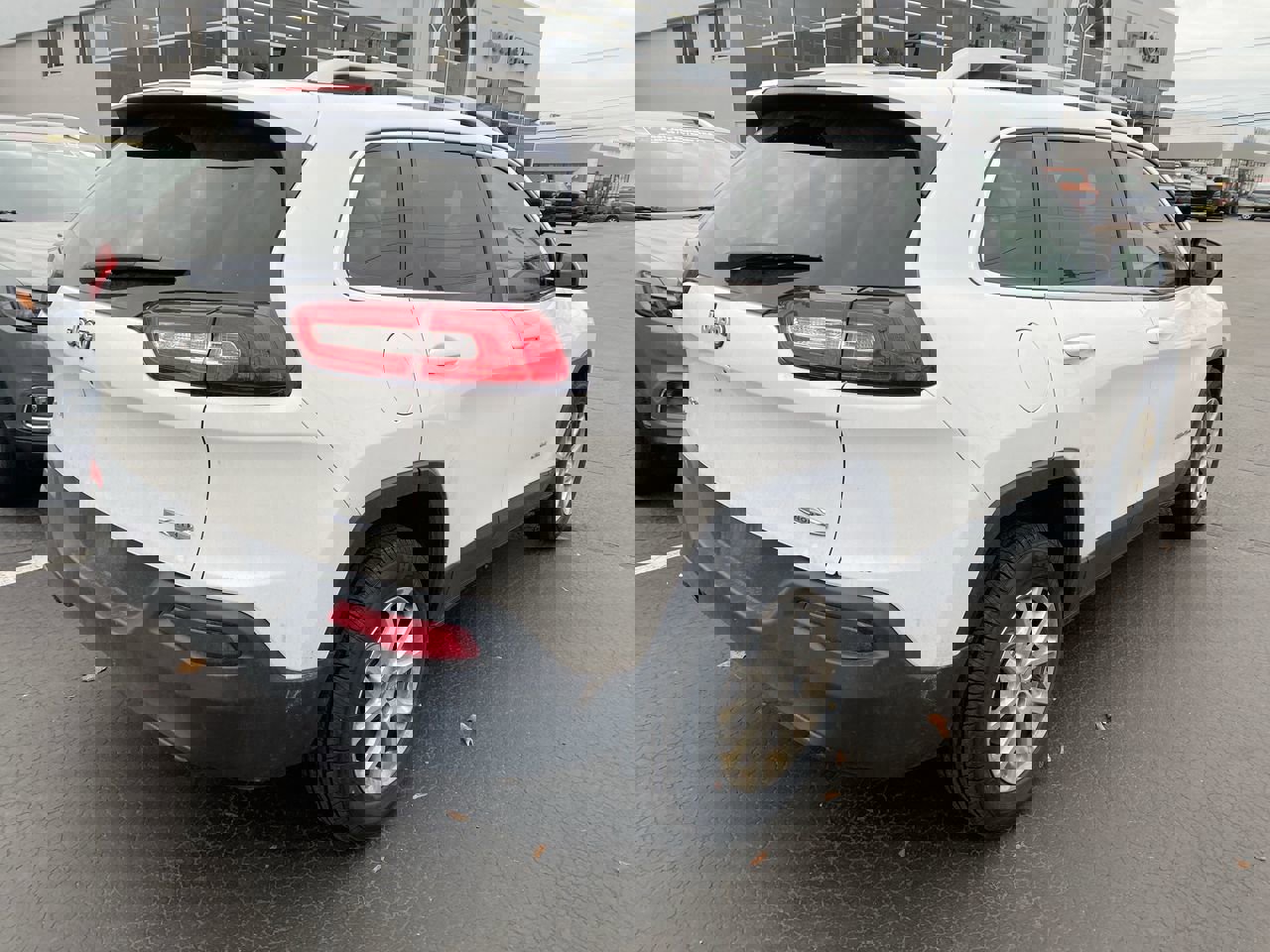 2017 Jeep Cherokee Latitude photo 2