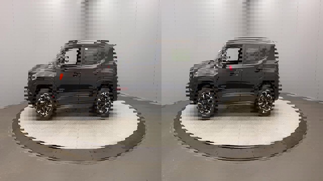 2023 Jeep Renegade Trailhawk photo 2