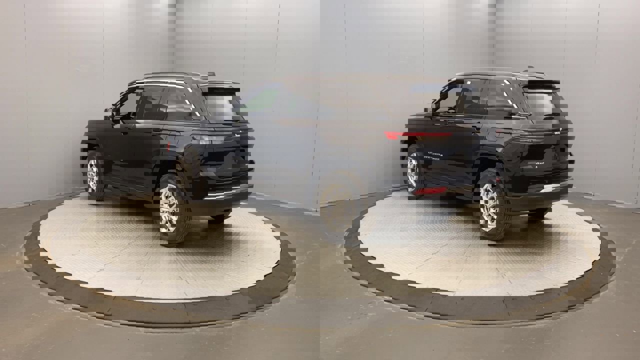 2025 Jeep Grand Cherokee Laredo photo 2