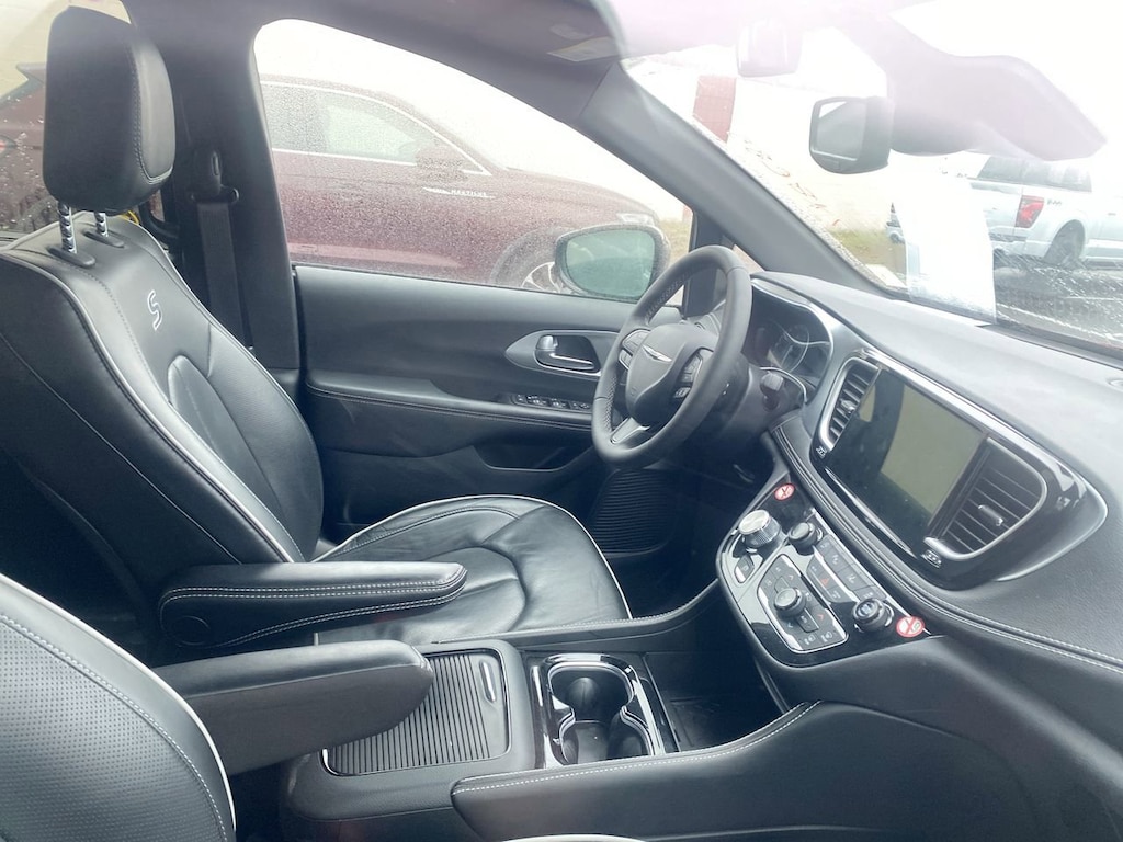 Used 2025 Chrysler Pacifica Limited Van