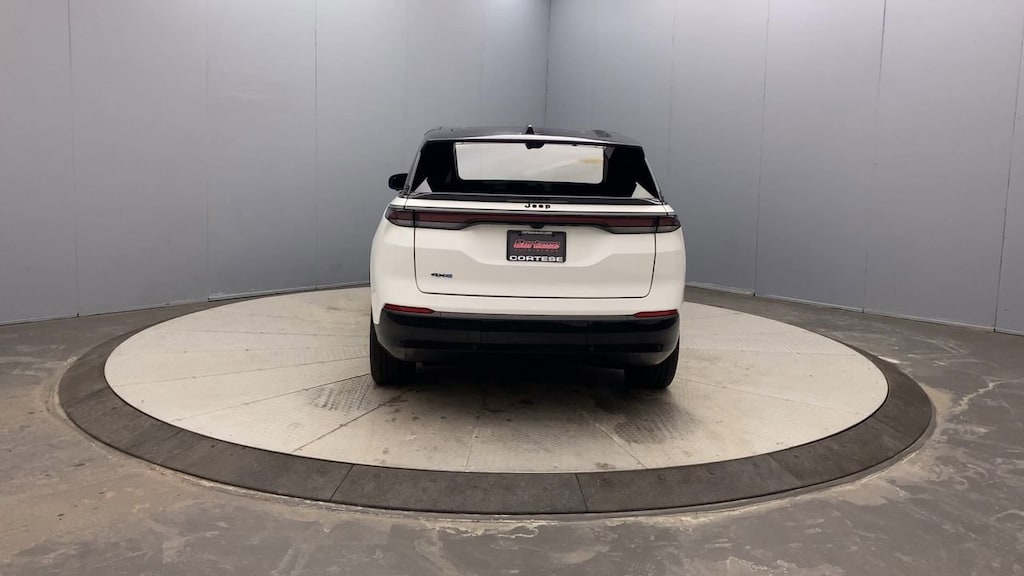 2024 Jeep Wagoneer S photo 2