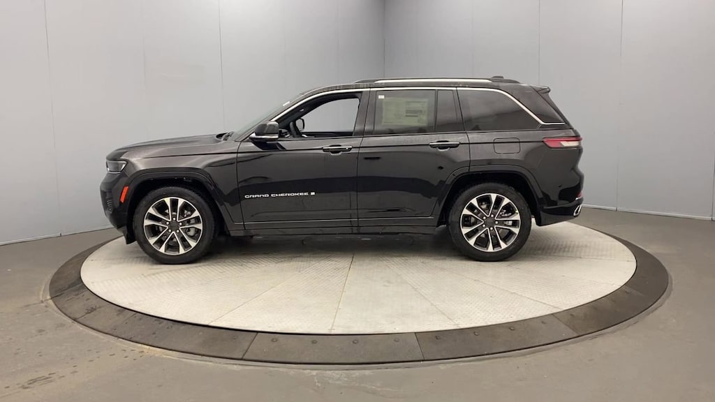 2023 Jeep Grand Cherokee Overland photo 3