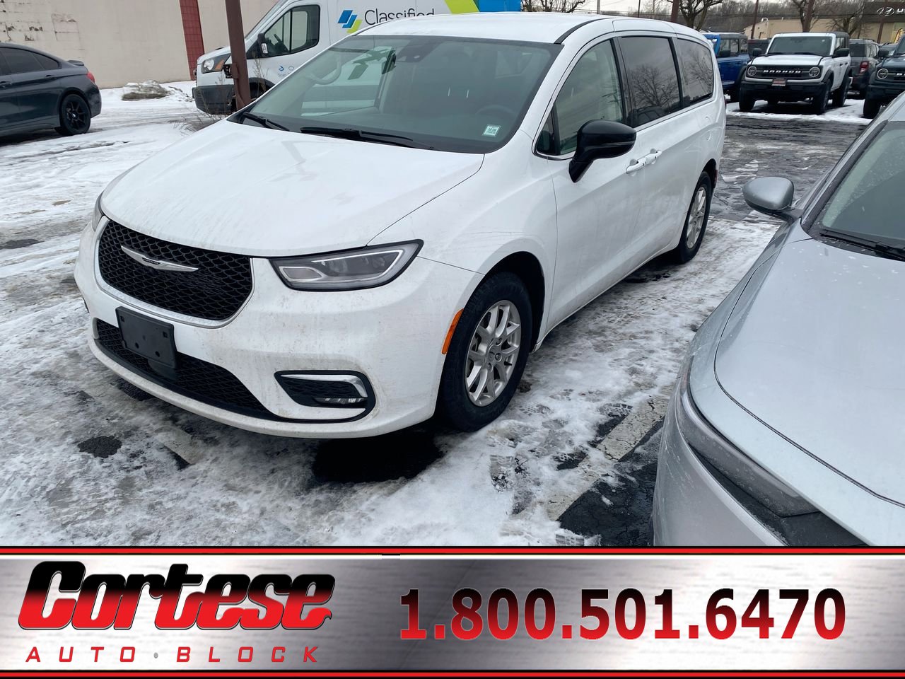 2024 Chrysler Pacifica Touring L's photo