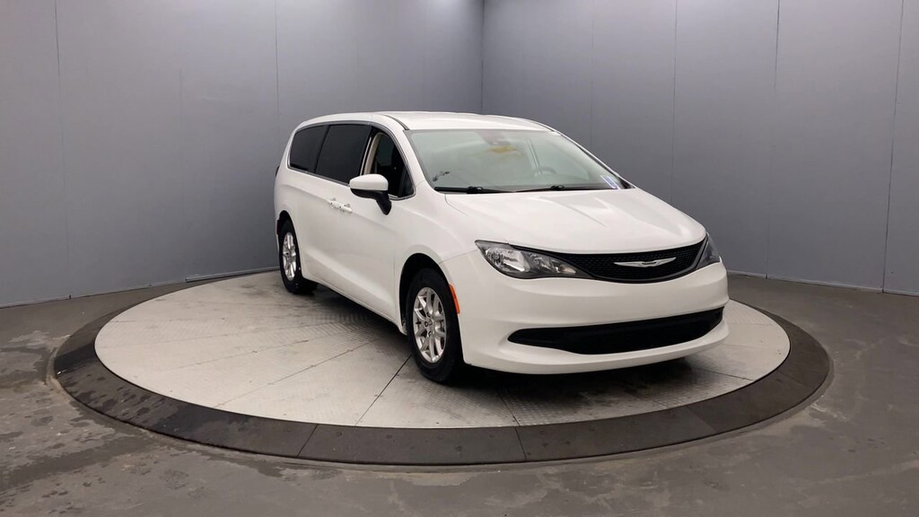 2023 Chrysler Voyager LX photo 4