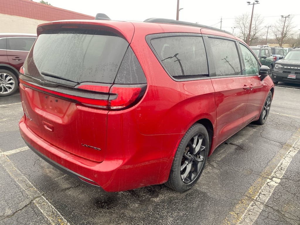 Used 2025 Chrysler Pacifica Limited Van