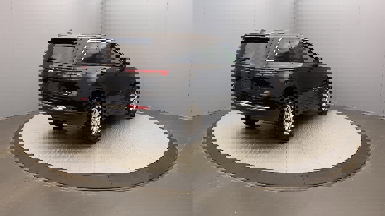 2025 Jeep Grand Cherokee Laredo photo 2