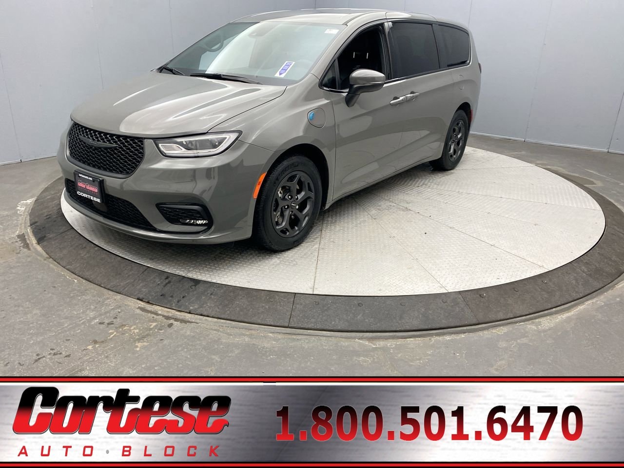 2023 Chrysler Pacifica Hybrid Touring L's photo