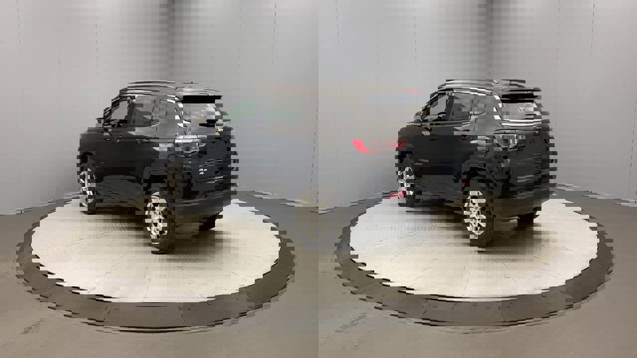 2022 Jeep Compass Latitude photo 2