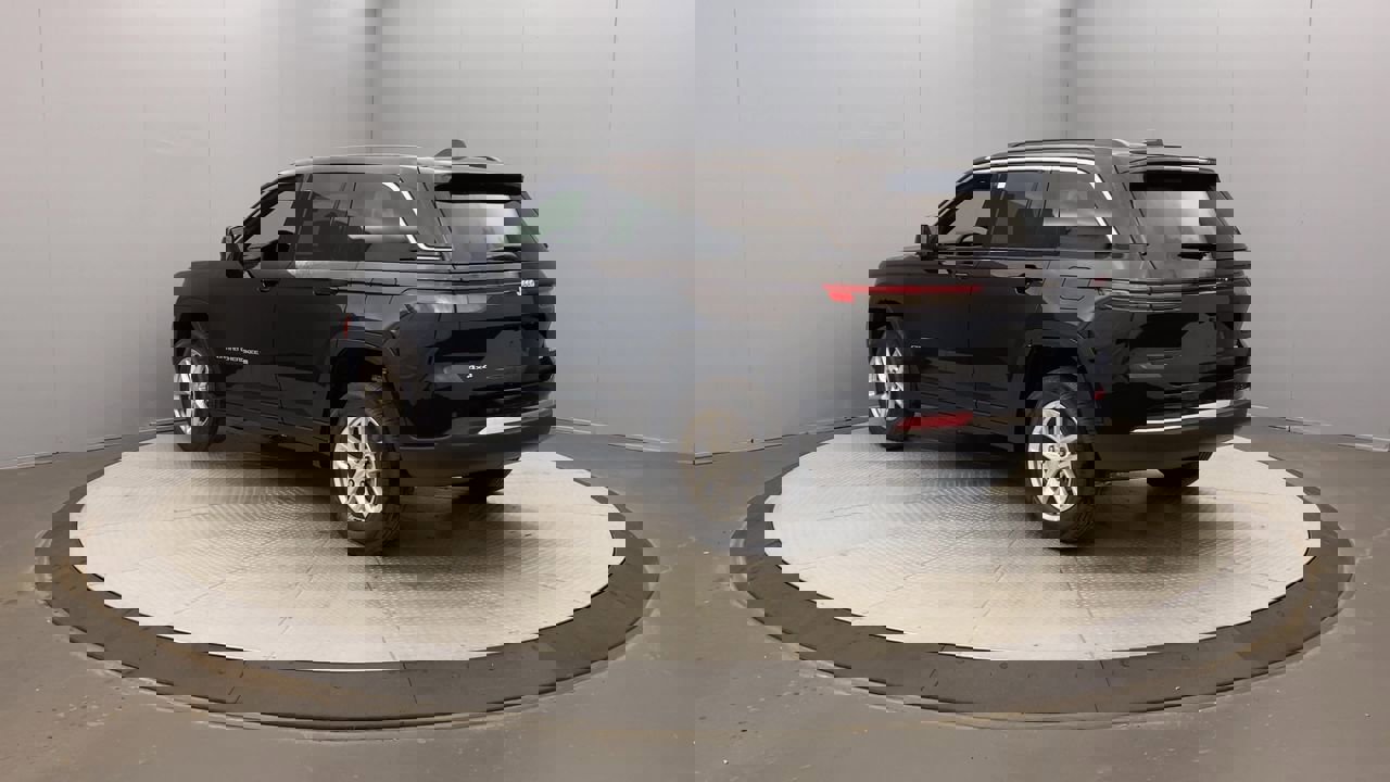 2025 Jeep Grand Cherokee Laredo photo 2