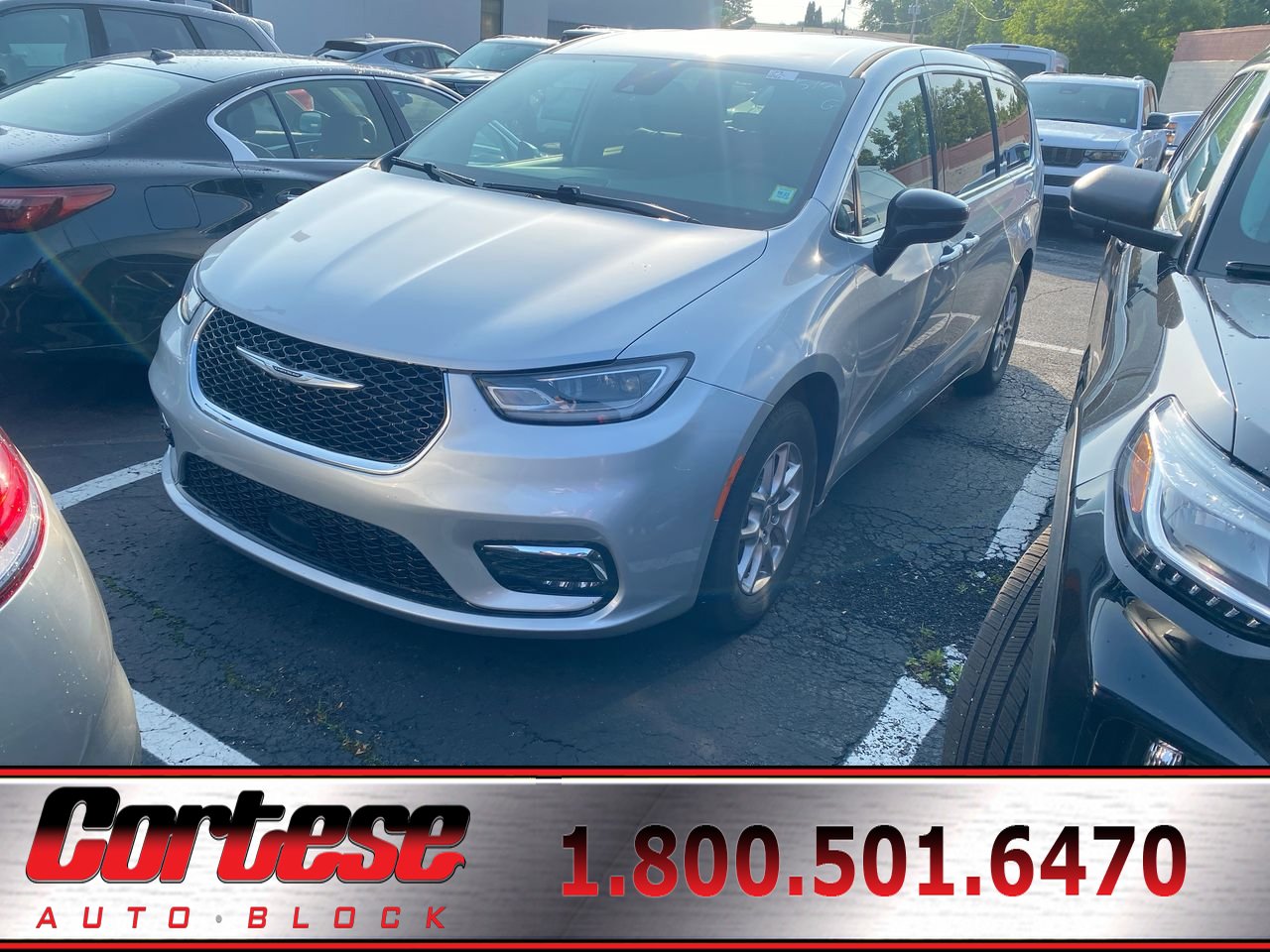2024 Chrysler Pacifica Touring L's photo