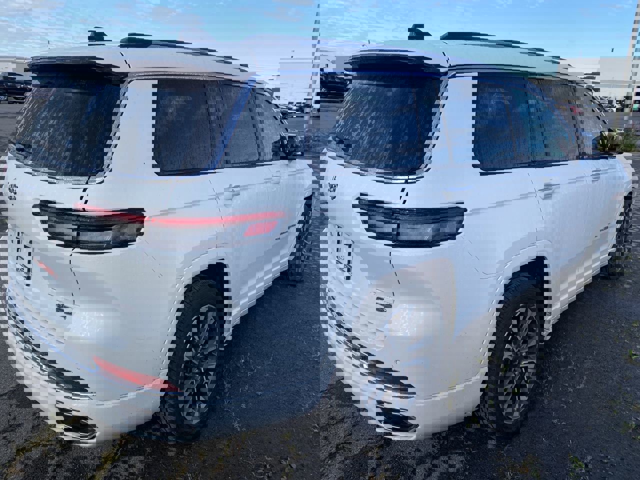 2023 Jeep Grand Cherokee Overland photo 3