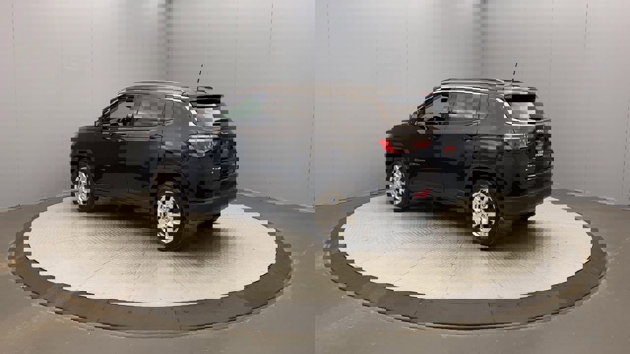 2022 Jeep Compass Latitude photo 2